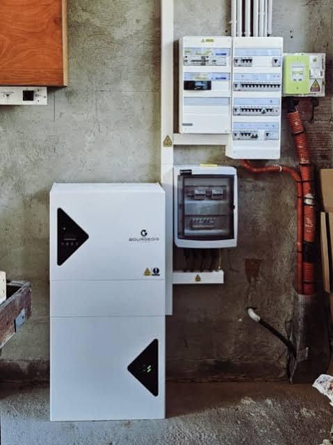 Installation d'une batterie de stockage solaire par un technicien SAS Yohan Lopez