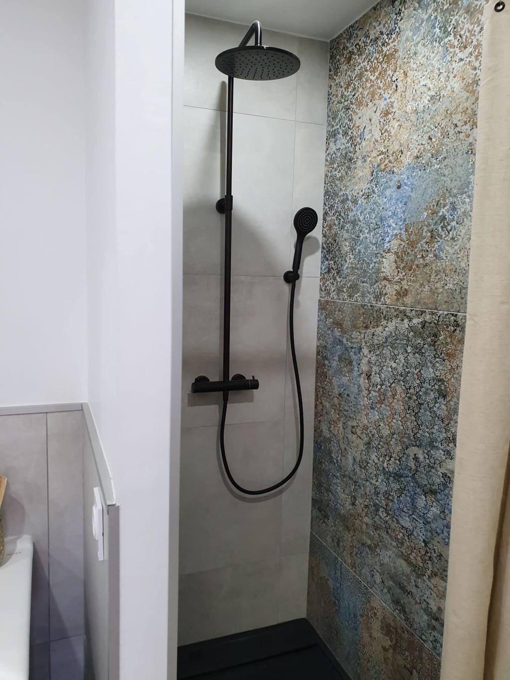 Salle de bains rénovée par SAS Yohan Lopez avec installation sanitaire complète